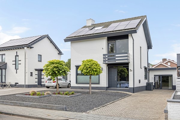 Stijlvol, luxe en royaal wonen op een prachtige locatie in Schinveld. 
Moderne, levensloopbestendige, vrijstaande woning met 5 slaapkamers, studeerkamer en een multifunctionele ruimte.